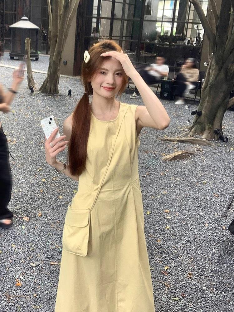 Send a small backpack, design jewelry, pure and gentle yellow dress, women's summer round neck waist and thin a-word long dress