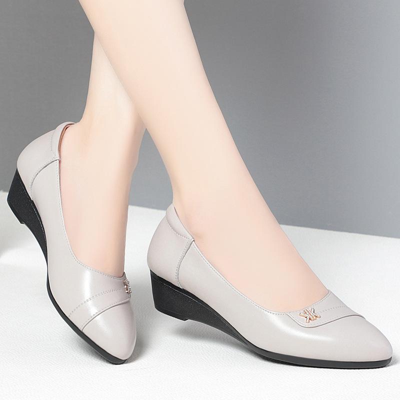 Women's leather shoes leather flat bottom middleaged mother wedge heel single shoes middleaged and elderly comfortable not tired feet women's shoes 