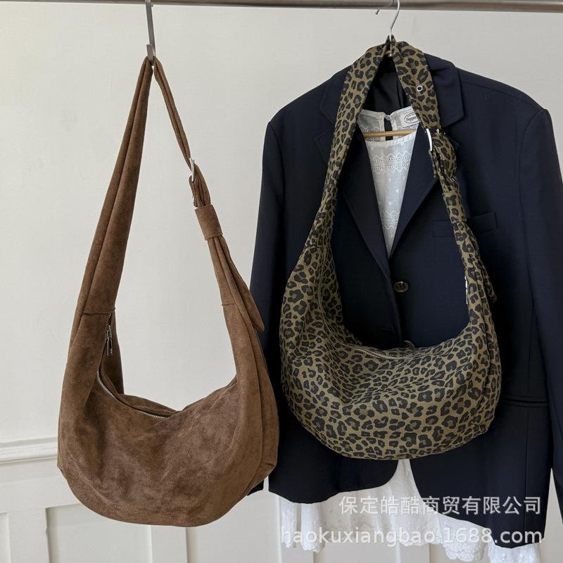 Retro Bag Women's 2025 New Popular Fashion Shoulder Bag High Sense Simple Large Capacity Commuter Dumpling Bag