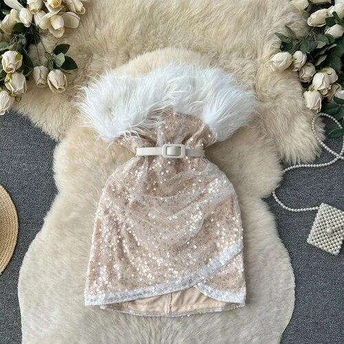 

Сексуальное лоскутное платье без бретелек с перьями, женское элегантное клубное модное платье с запахом на бедрах, женское корейское мини-церемониальное платье с открытой спиной и пайетками 2024 S белый