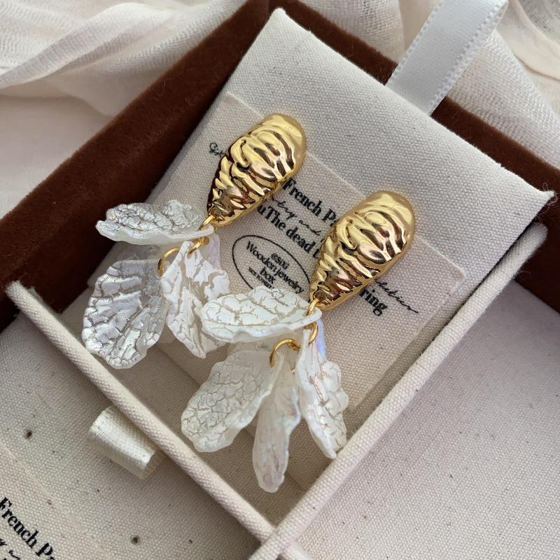 

Super Fairy Acrylic Petal Stud Earrings, Temperament, Celebrity, Niche Design, High-End Cold Wind Earrings, Women