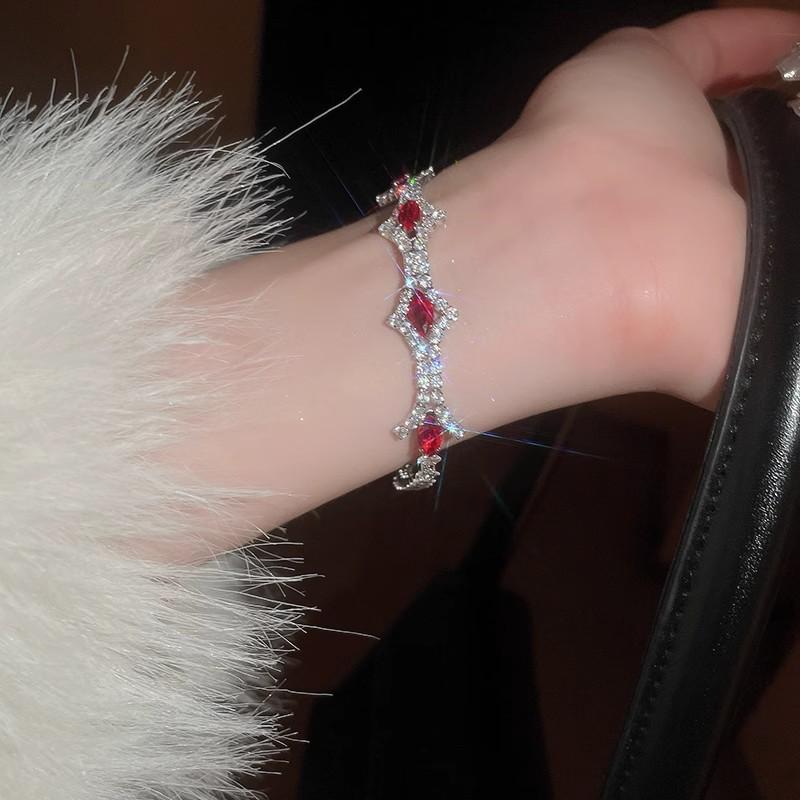 Rhombic Zirconia Bracelet - High-end, Stylish Accessory for Sophisticated Ladies, with A Luxurious Touch.