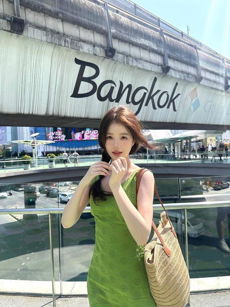 Women's French Retro Green Sleeveless V-neck Dress for Summer 2026 - Waist-Cinching, Slim-Fit Camisole Design