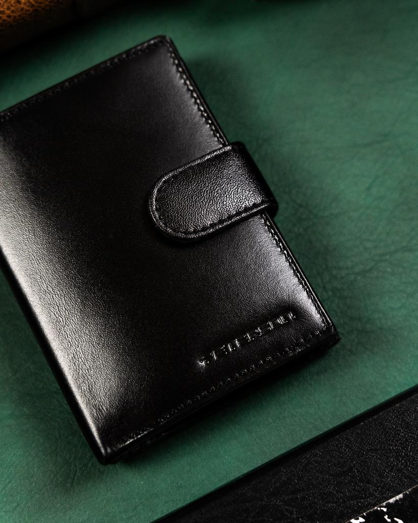 Gift Set: Men's Leather Wallet and Keychain - Peterson