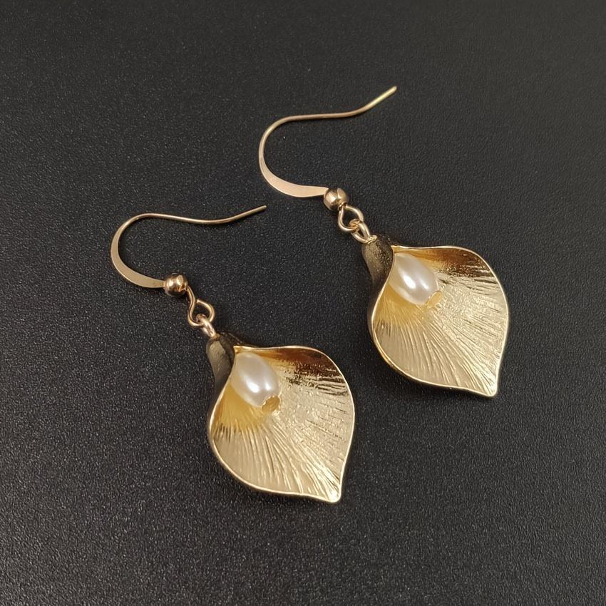 

Европейские и американские свежие и элегантные индивидуальные подковообразные цветочные тычинки модный темперамент женские серьги золотой