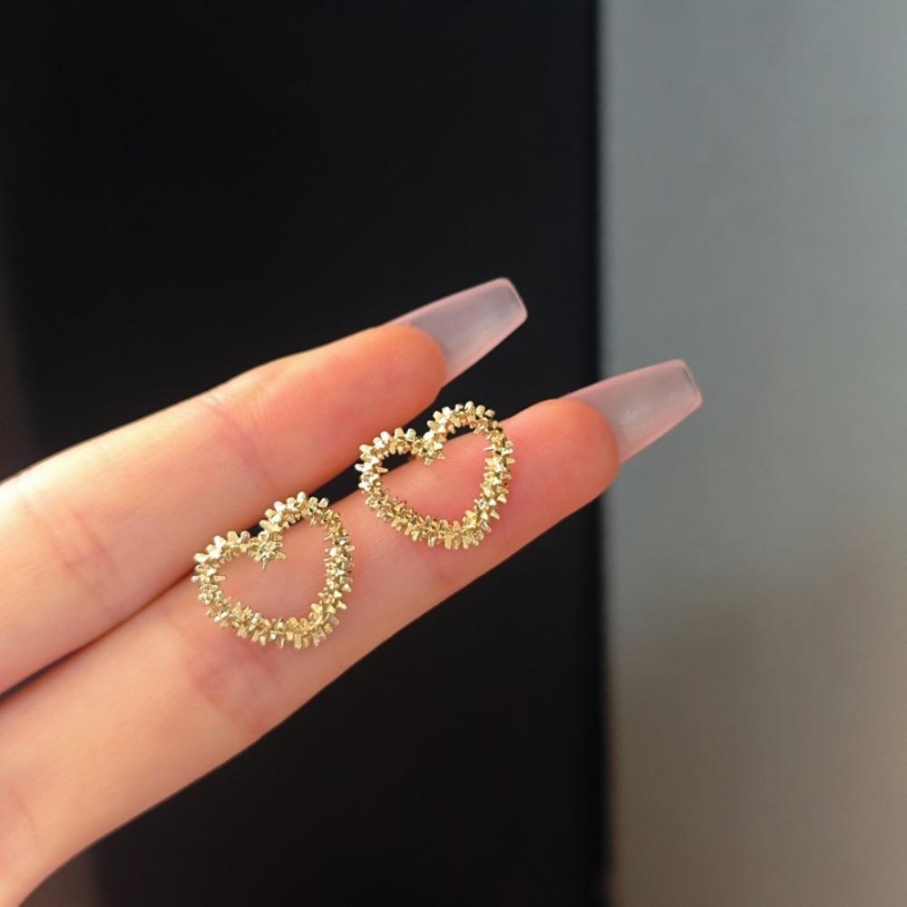 Sweet Personality Irregular Pleated Hollowed-out Heart-shaped Piercing Stud Earrings for Women Korean Fashion Jewelry Accessory