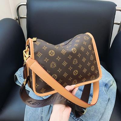 New Style High-end Sense Versatile Fashion Messenger Bag Women's Shoulder Leisure Commuter Shoulder Bag Women's Bag