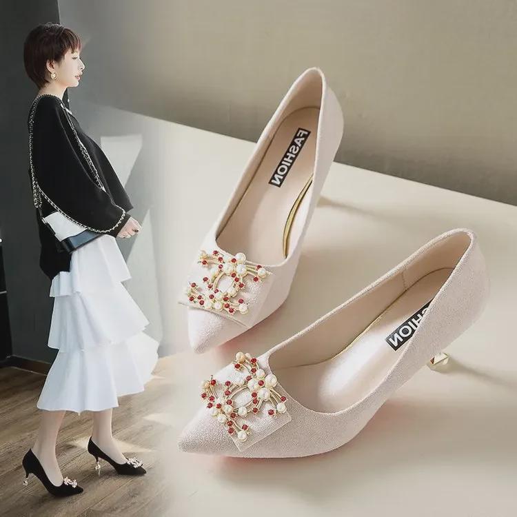 Tacones de aguja rojos de estilo chino para mujer con hebilla de perla