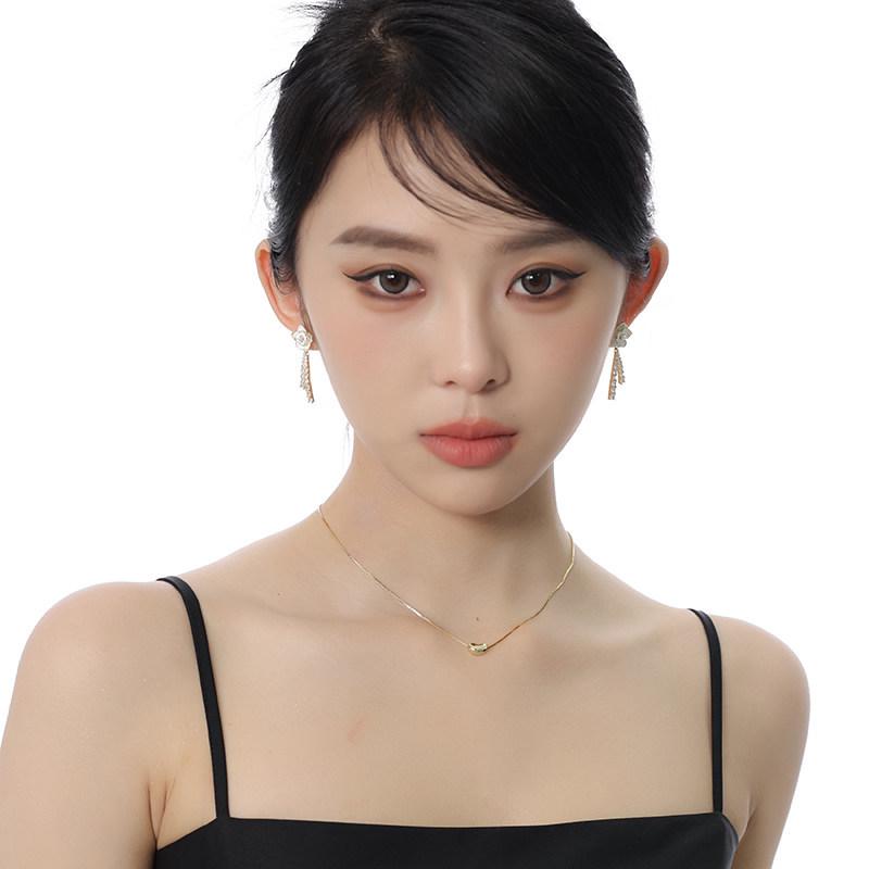 Gold Bean Pendant Necklace - Women's Light Luxury Clavicle Chain, Sweet & Cool Niche Design, High-End Feel Accessory