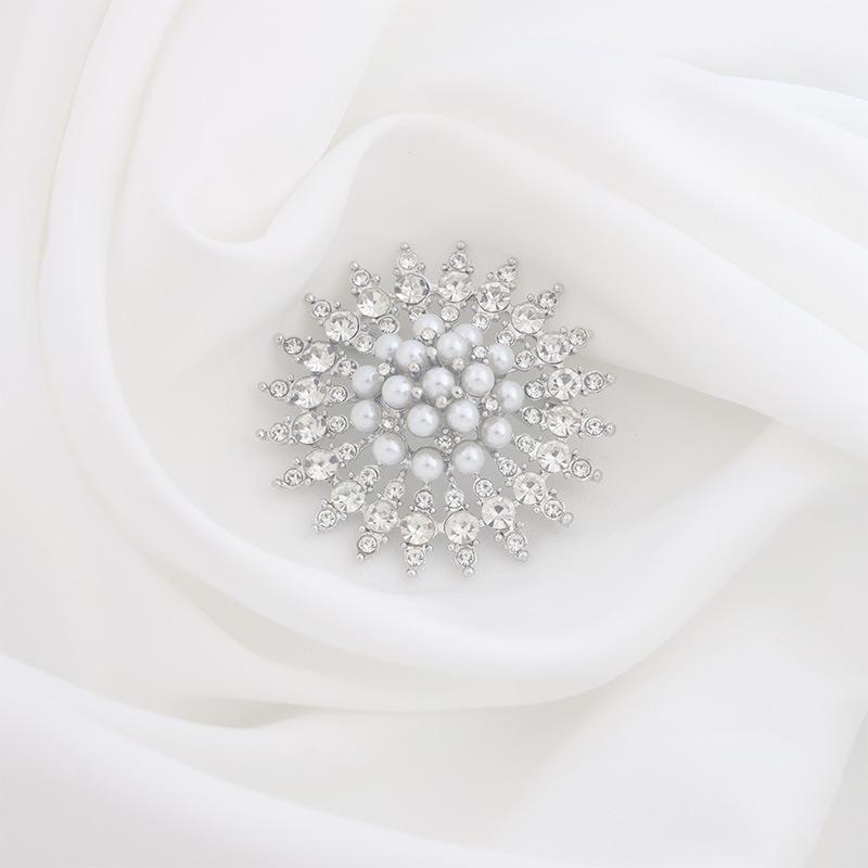 

Новая брошь из хрустального жемчуга, легкая роскошная элегантная корсажная женская застежка против света, аксессуары для одежды, булавка