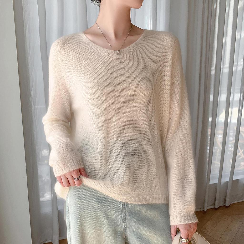 Mulberry Silk V-neck Sweater: Soft, Lightweight Velvet Knit, Women's Loose Fit for Autumn/Winter.