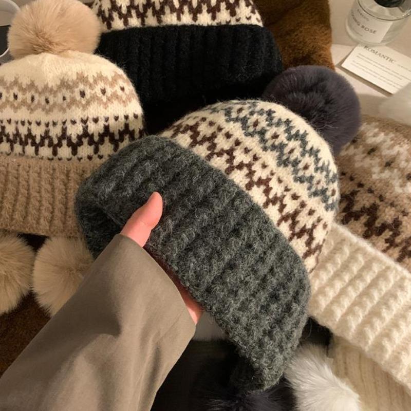 Knitted Hat Women's Winter Hairball Thickened Thermal Pullover Hat Cold Ear Protection Wool Hat