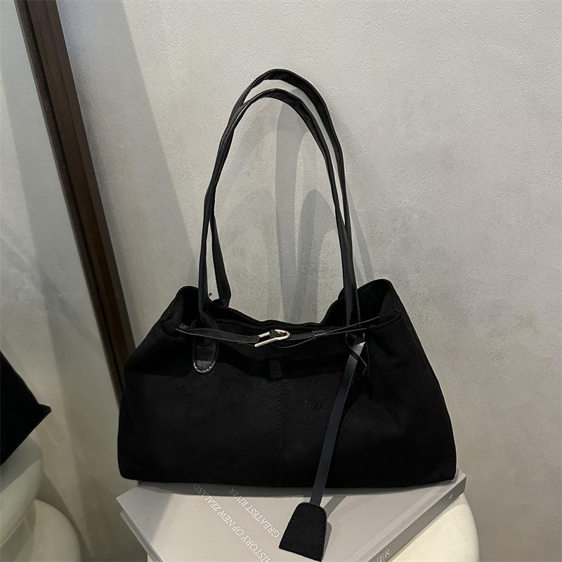 

Простая повседневная одноплечевая матовая текстура осенняя новая ретро мода пушистая ручная сумка-тоут для женщины чёрный