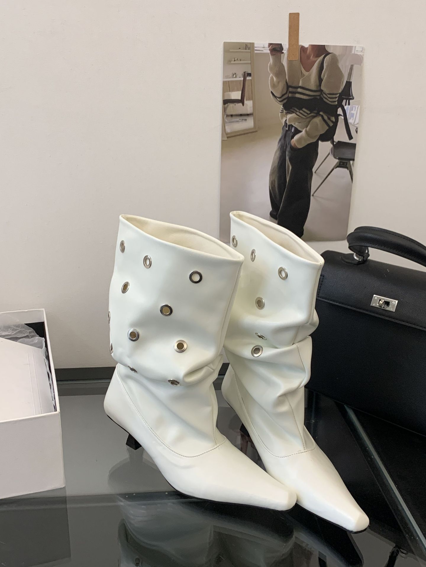 

2025 autumn new pointed thin heel high heel temperament French time rivet still sexy beautiful women short boots 39 белый