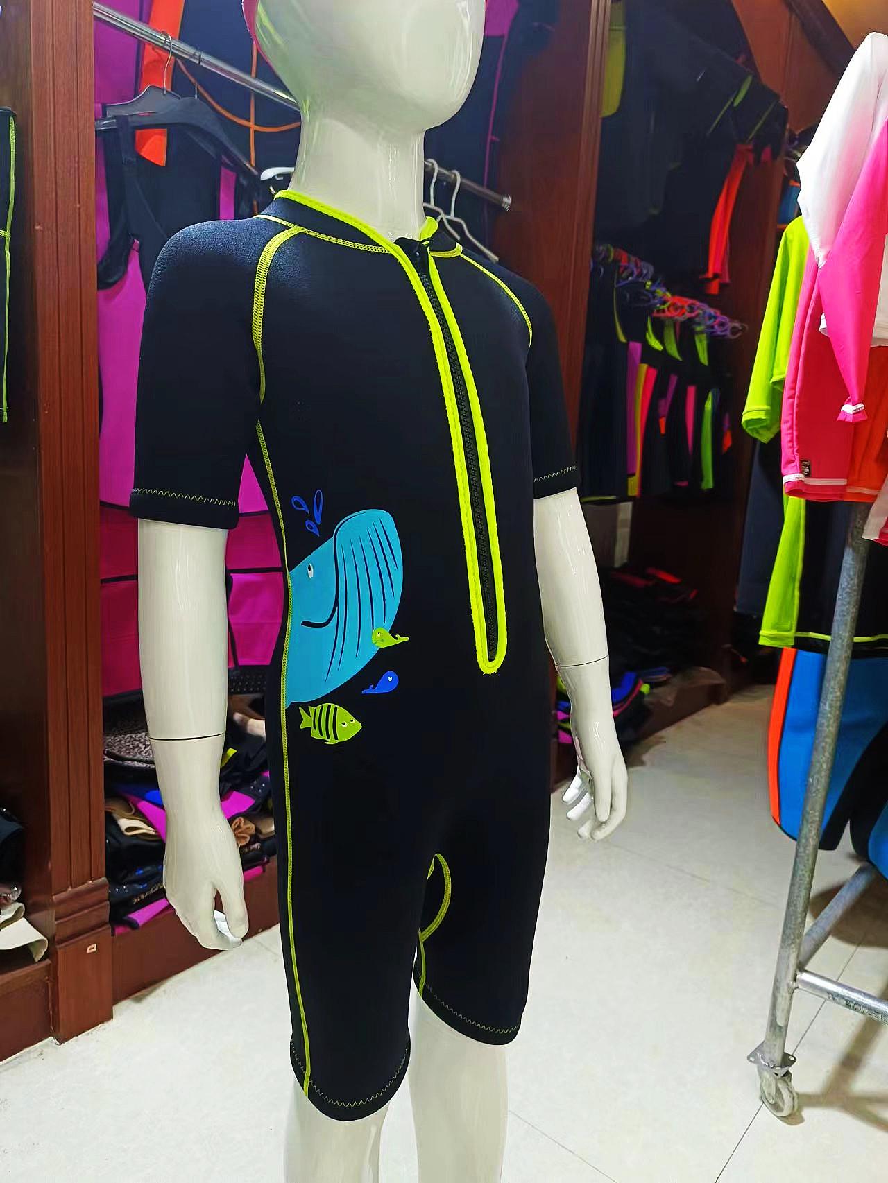 

Детский слитный купальник с короткими рукавами, солнцезащитой и быстросохнущей тканью 122-128 cm