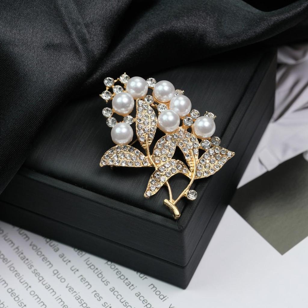 Elegant Versatile Light Luxury Corsage Brooch with Niche Design - Anti-Exposure Pin