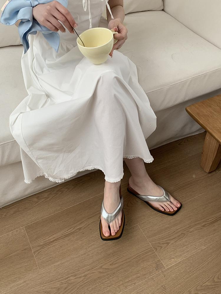 Beach flip-flops women summer Internet celebrities 2025 fashion casual non-slip outer wear Korean version pinch foot vacation cool slippers tide