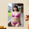 HD Metall Wandkunst Schöne junge asiatische Frau im lebendigen lila String-Bikini auf einem Balkon mit grünem Rasen und Wohngebiet stehend