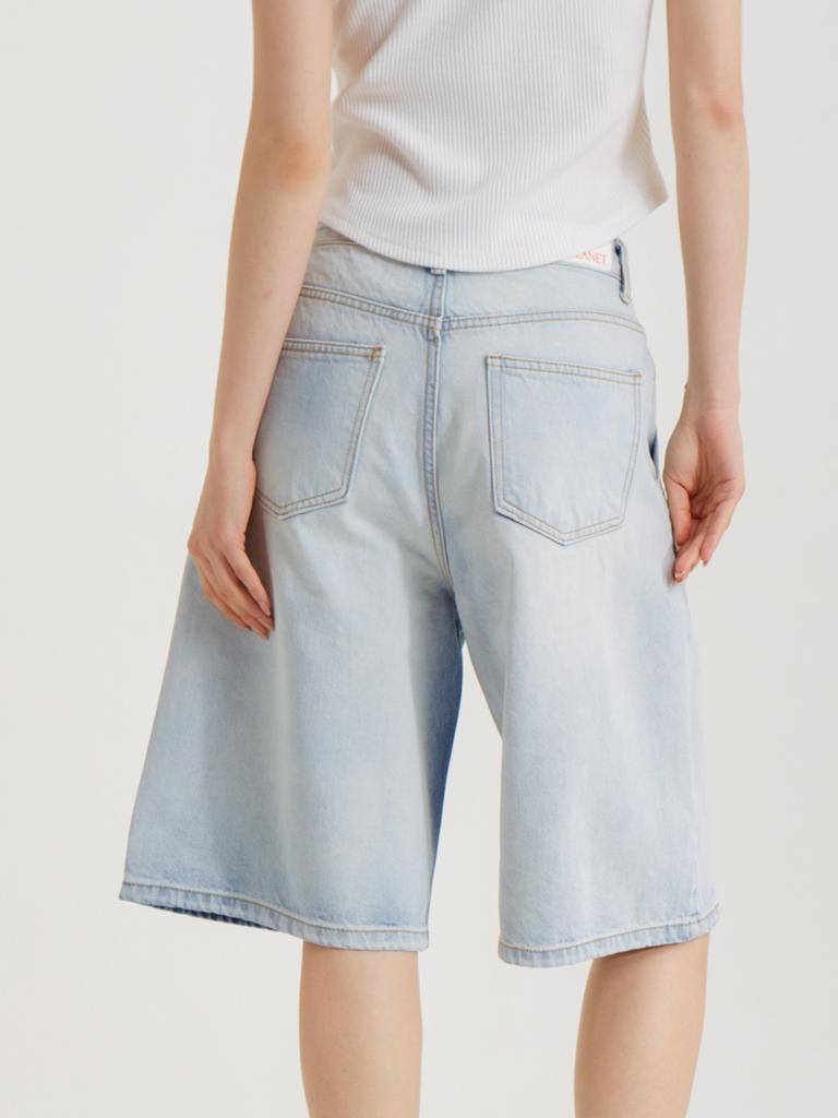 UNKNOWN PLANET Bermuda One-Pleat Washed Denim Shorts Light Blue
