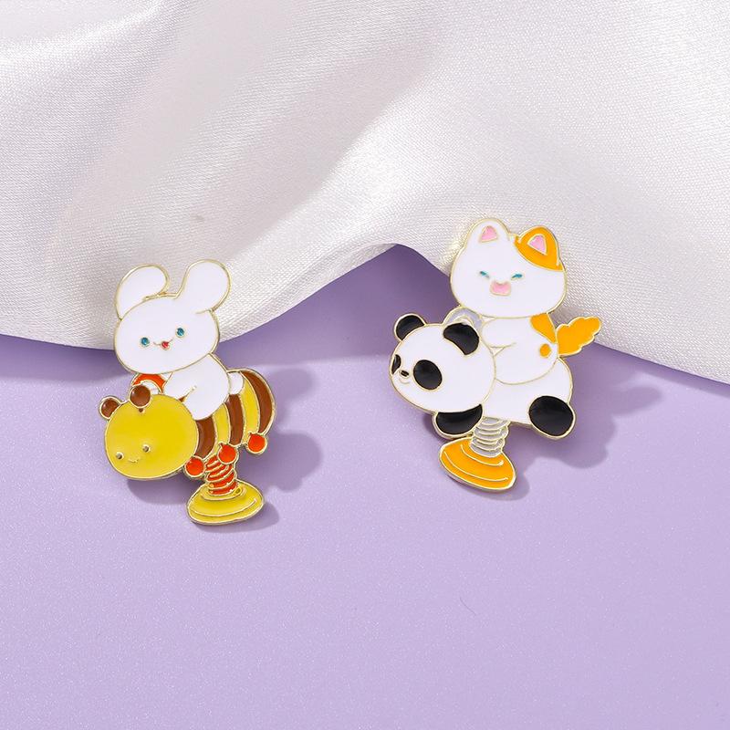 Original small animal brooch rabbit cat bee panda clothes accessories butterfly buckle schoolbag decoration