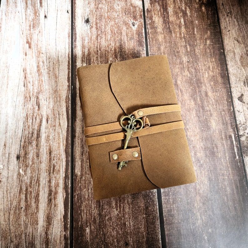 Brązowy dziennik, Dziennik skórzany, Dziennik snów ze skórzanym sznurowaniem i kluczem, Dziennik do pisania, Prezent ślubny, Notatnik, szkicownik, Prezent personalizowany.