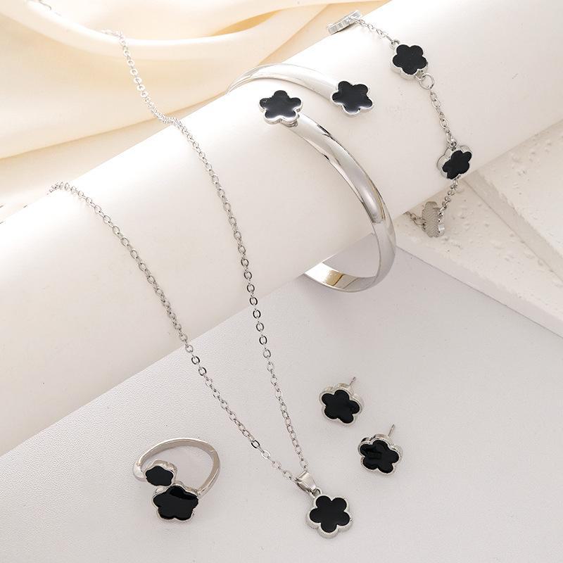 Vielseitiges Schmuckset mit fünfblättrigem Kleeblatt: Halskette, Ohrringe und Handschmuck – 5-teiliges Glücksblumen-Design für Damen