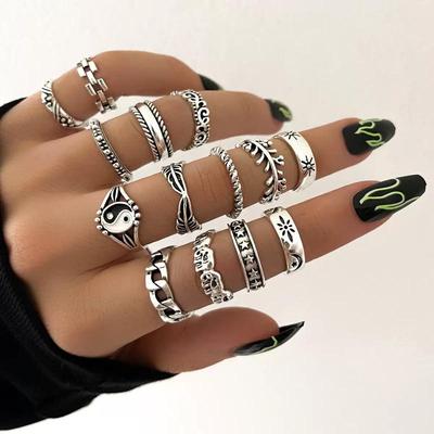 Set di Anelli Impilabili Multi-Pezzo Floreale Intagliato Retrò
