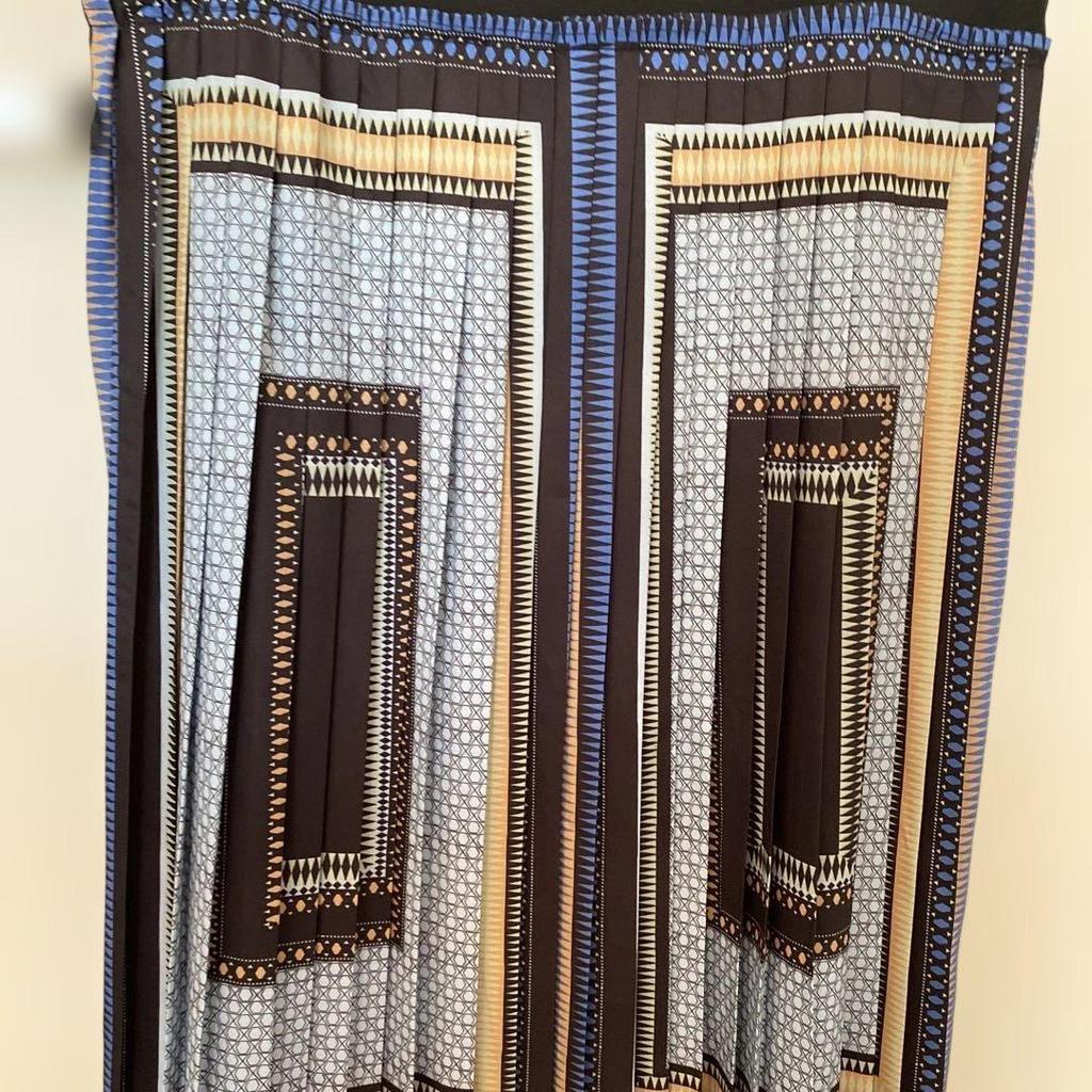 Used Sleeveless pleated dress with geometric pattern