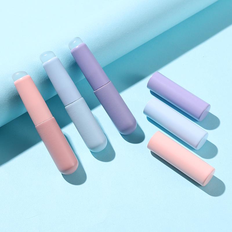 Silicone Lip Brush with Cover - Portable Round Head Brush for Lipstick and Concealer Blending.