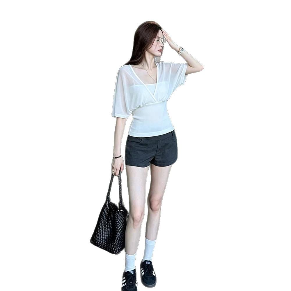 Fake two V-neck bat short-sleeved top with waist vertical pattern waist and thin design Korean short versatile white T-shirt