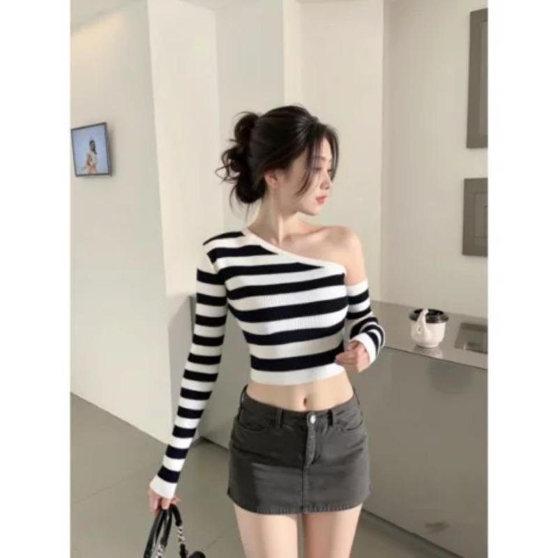 

Этот уникальный и самобытный полосатый вязаный свитер с длинным рукавом и открытыми плечами — это чистый и стильный облегающий короткий топ для осени. One size абрикосовый