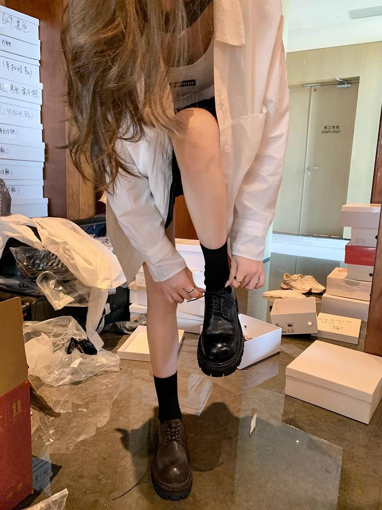 Su Yinyins gleiche italienische pflanzlich gegerbte Leder~ gewaschene Stiefeletten mit dickem Absatz und Schnürung für Damen