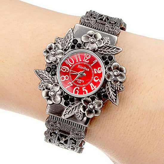Retro Carved Women's Quartz Bangle Watch