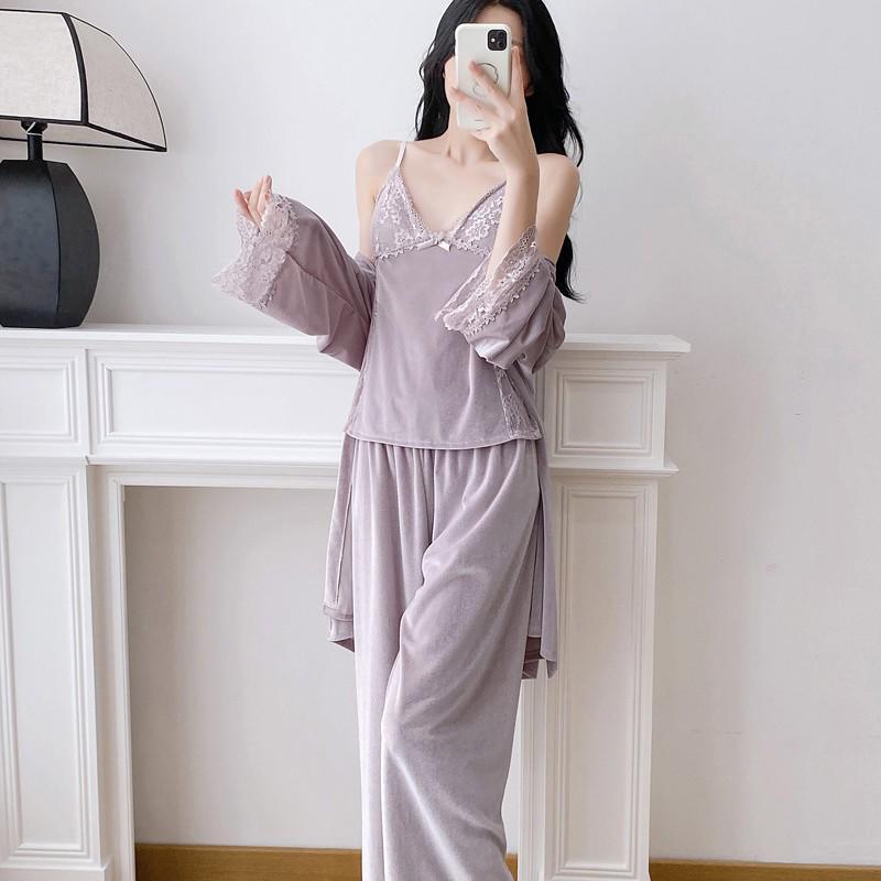 Damski trzyczęściowy zestaw piżamowy z aksamitnej koronki – koszulka na ramiączkach, długie spodnie i szlafrok.