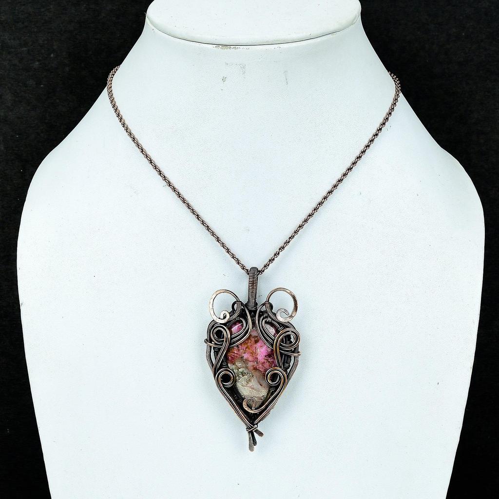 Rosa Kobalt-Anhänger aus 999er Kupferdraht, handgefertigtes Schmuckstück mit Edelsteinmotiv – das perfekte Geschenk zum Geburtstag