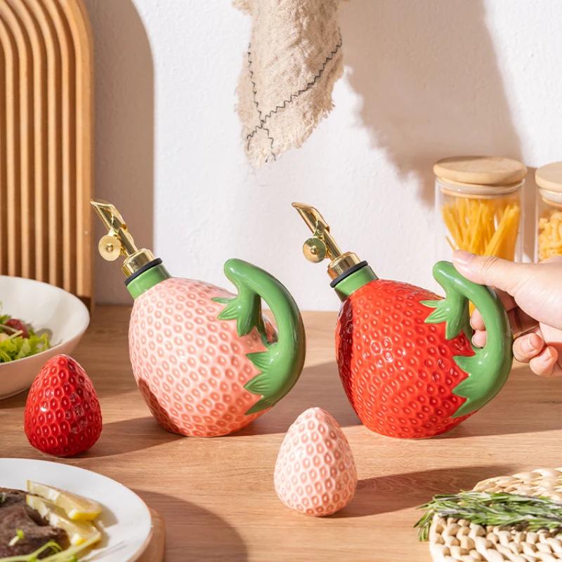 Strawberry modeling cooking ceramic seasoning jar oil bottle soy sauce vinegar pot home creative kitchen salt jar pepper bottle.