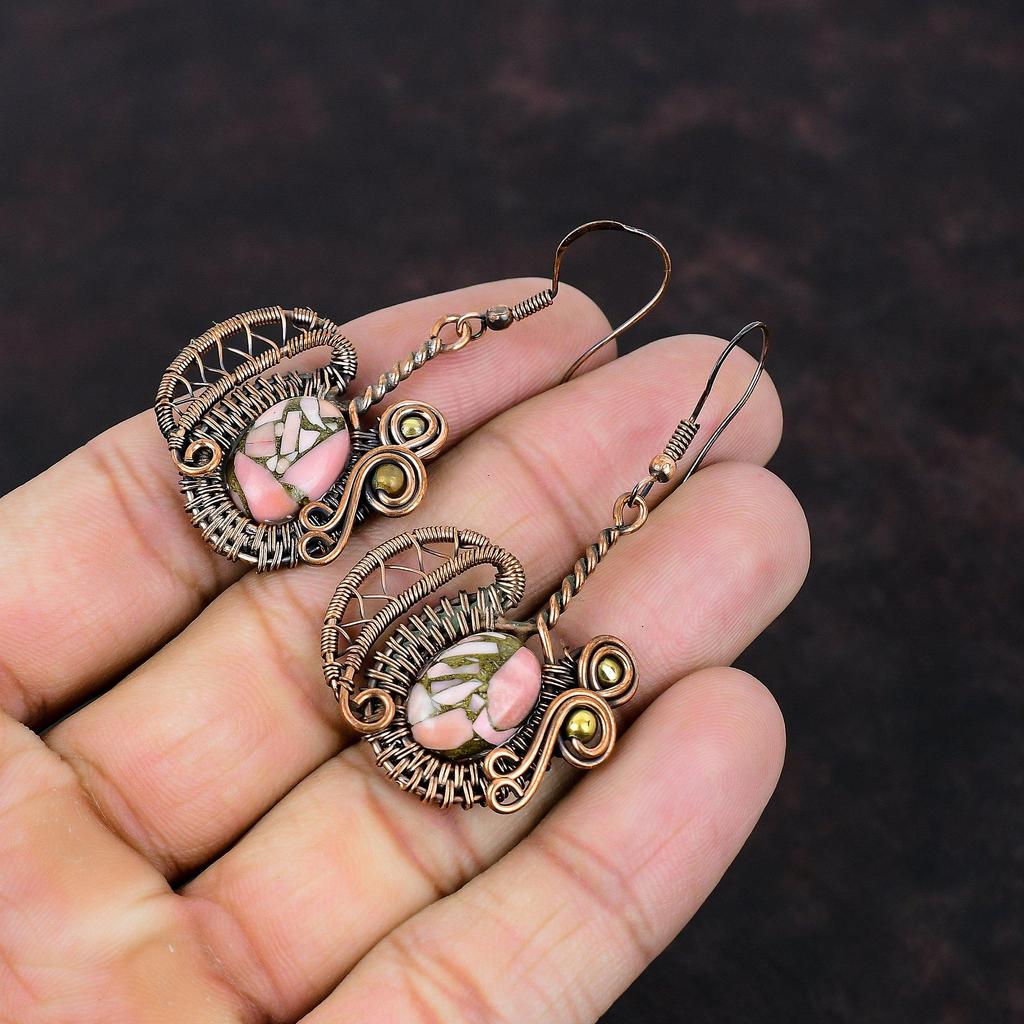 Boucles d'oreilles en cuivre et opale rose Boucles d'oreilles enveloppées de fil de cuivre Bijoux en opale rose faits à la main Boucles d'oreilles en pierres précieuses véritables Bijoux en cuivre uniques Cadeau pour maman