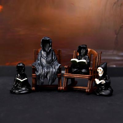 Halloween Hexenfigur Harz Miniatur Sensenmann Statue Hexe Geist im Schaukelstuhl