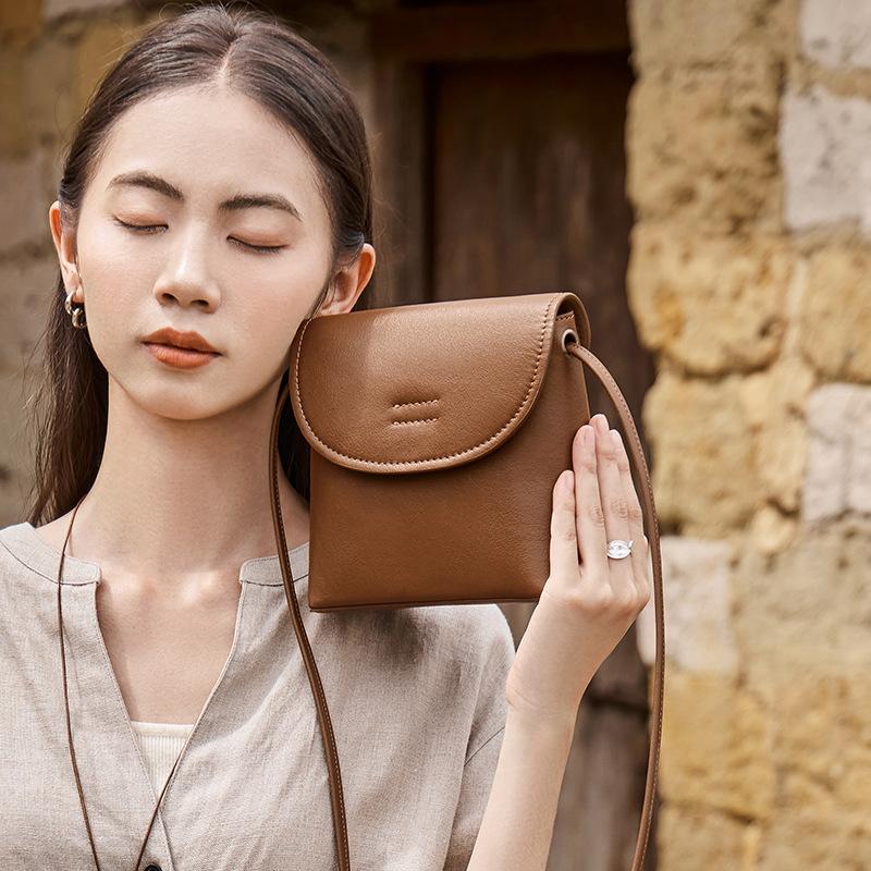 Fashion Crossbody Small Bag 2025 New Textured Shoulder Bag Vegetable Tanned Leather Bucket Bag Women Versatile Stylish Small Square Bag