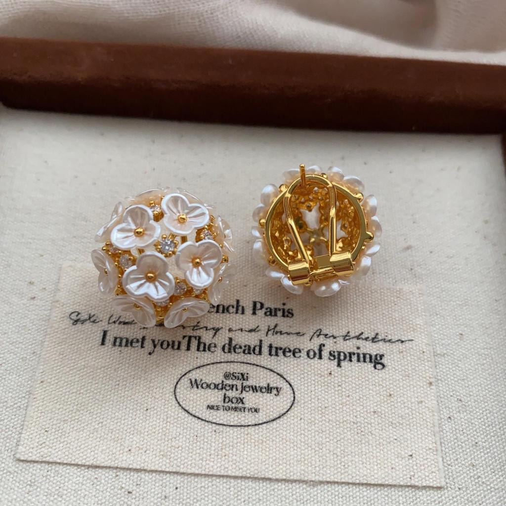 Flowers Surrounded By Pearl Stud Earrings Three-Dimensional Light Luxury Elegant Temperament Personality Versatile High-End Earrings