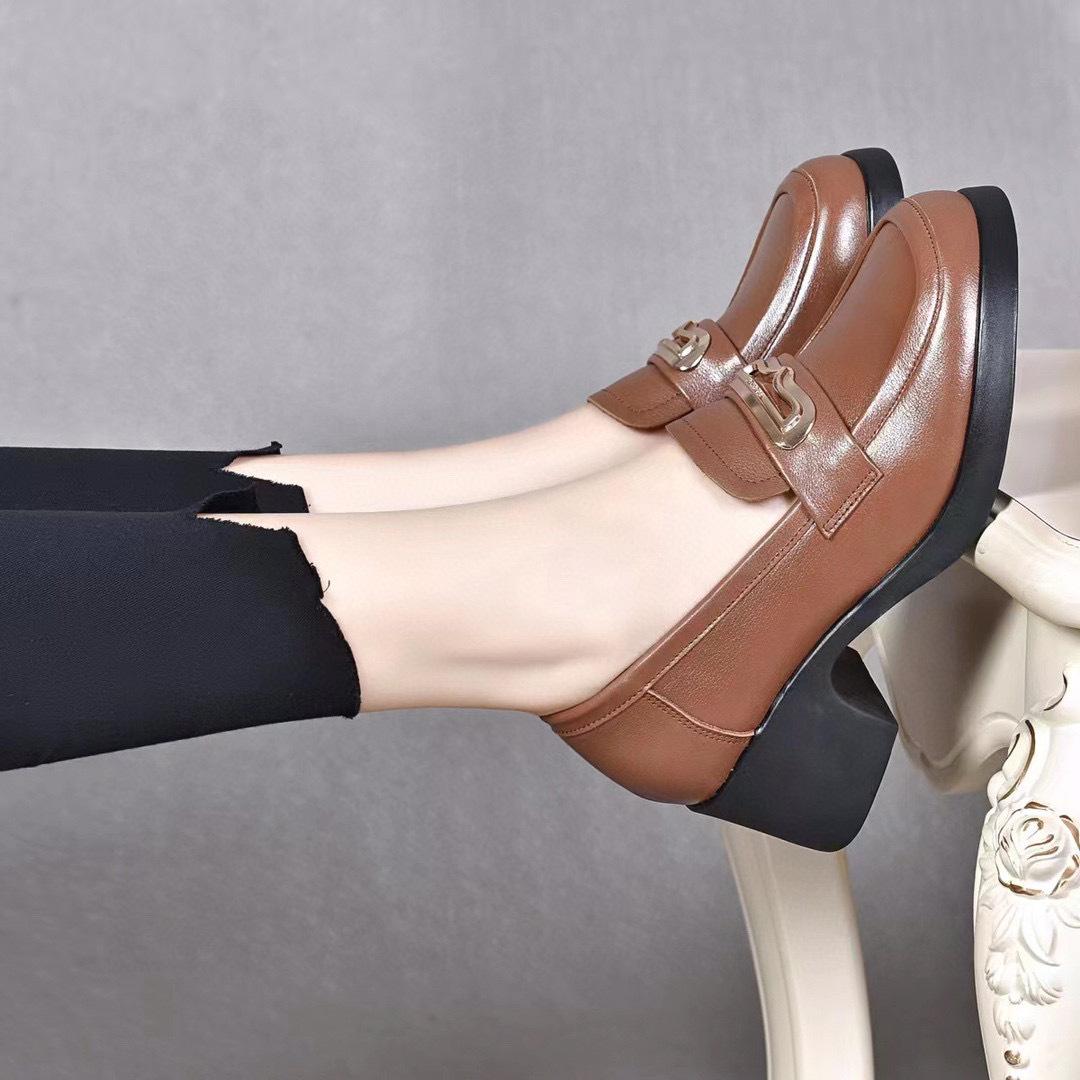 

Туфли на среднем каблуке из мелкой кожи женские осенние новые в стиле колледж с круглым носком и металлической пряжкой, из первого слоя коровьей кожи, на толстом каблуке, одинарные 40 коричневый