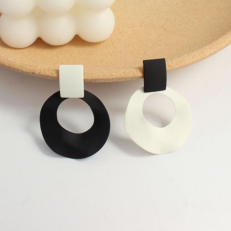 New Fashion Black White Mixed Colors Asymmetric Circle Hanging Earrings Women Hollow Round Pendant Eardrop Simple Zircon