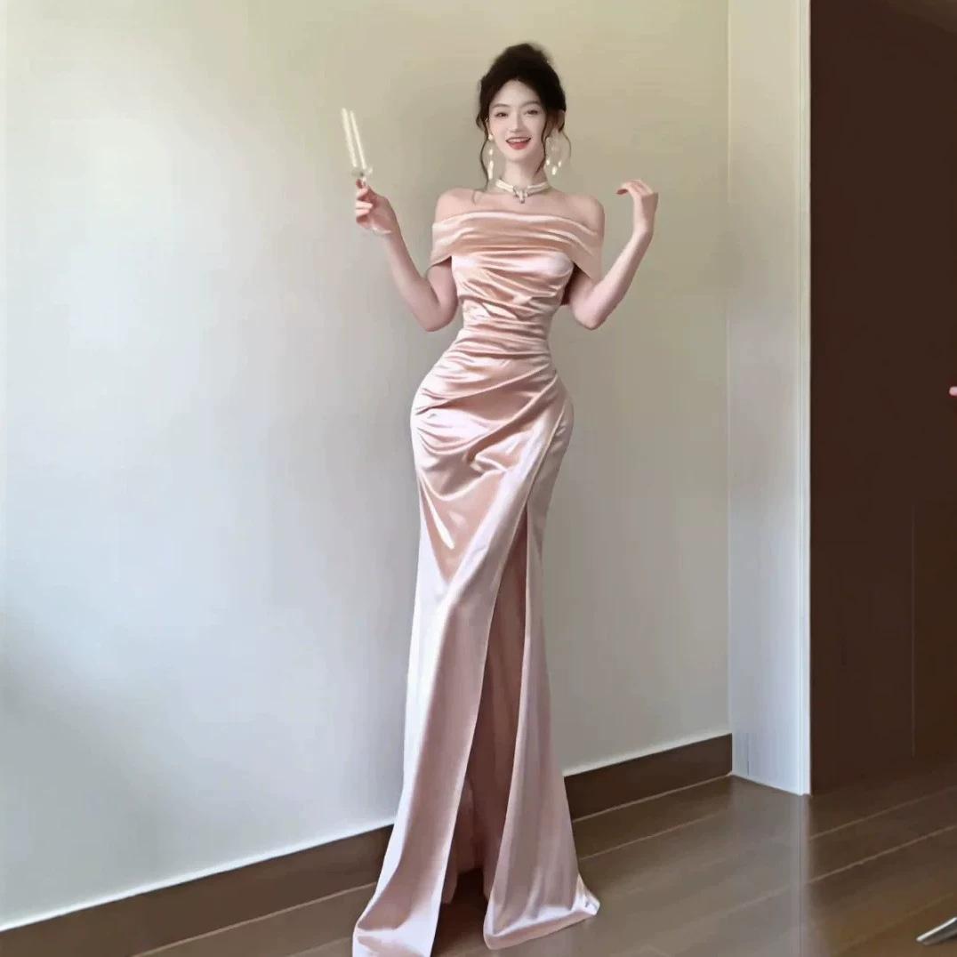 Neues einärmeliges Kleid mit tailliertem Bund und Schlitzdesign. Langes Kleid. L