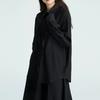 Camicia da donna nera testurizzata, casual, ampia, a maniche lunghe, con nodo sul davanti e bottoni.