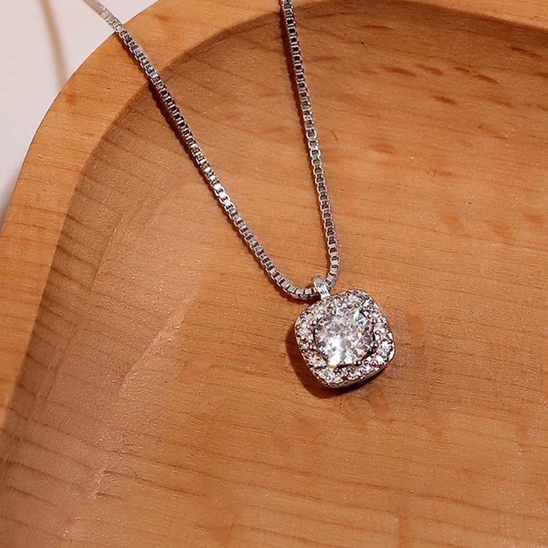 Women's Minimalist Light Luxury Square Zircon Clavicle Necklace - Ideal Gift for Best Friend or Girlfriend