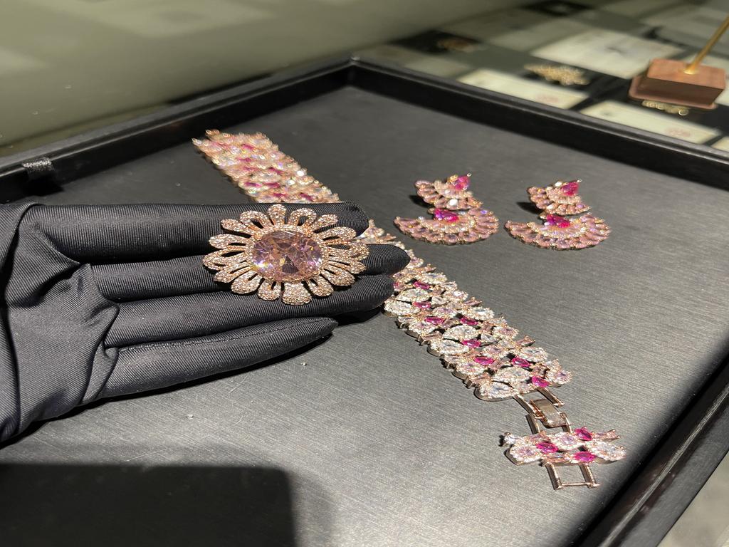 TIANSHE (Ohrringe/Armband/Ring 3-teiliges Set) Modeschmuck im europäischen/amerikanischen Stil, schwere Industrie, mikroeingefasster rosa Zirkon
