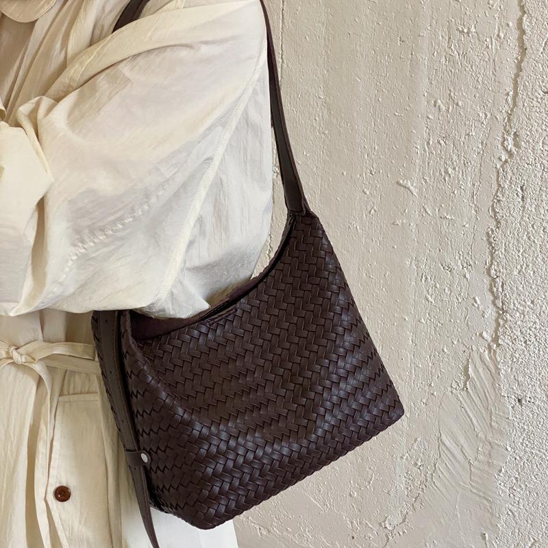 Fashion woven tote bag, women's tide large-capacity bucket bag, hot-selling commuter retro shoulder handbag