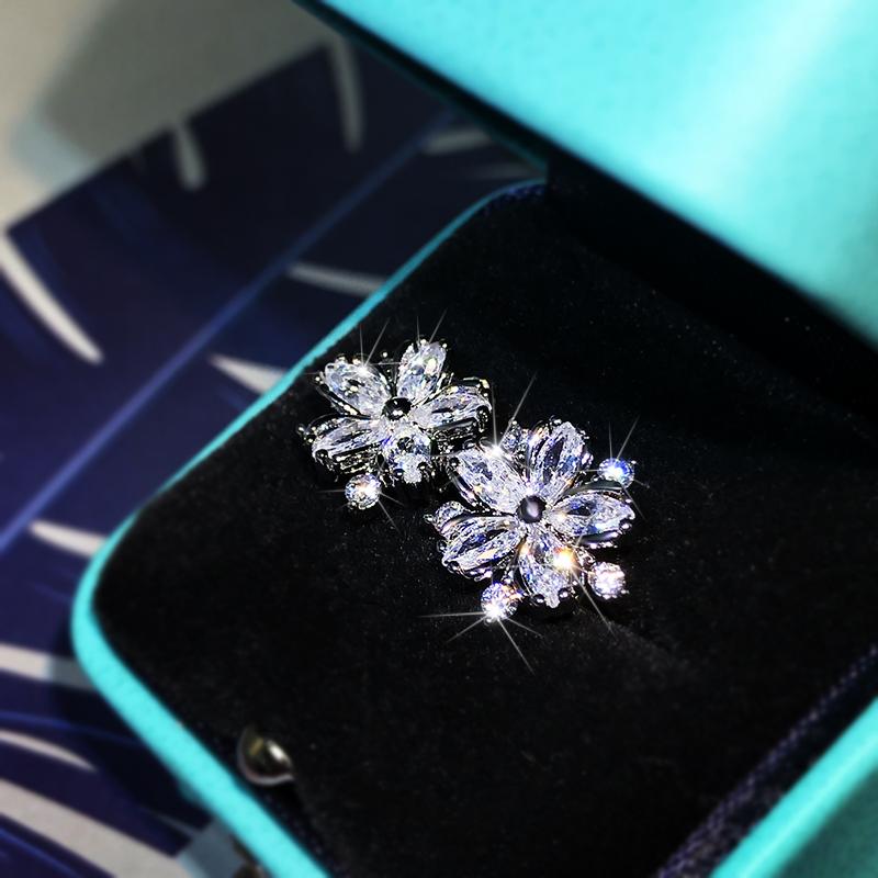 Micro-Inlaid Sweet Temperament Small Flower Earrings  Sterling Silver Fashion Snowflake Zircon Earrings Party Birthday