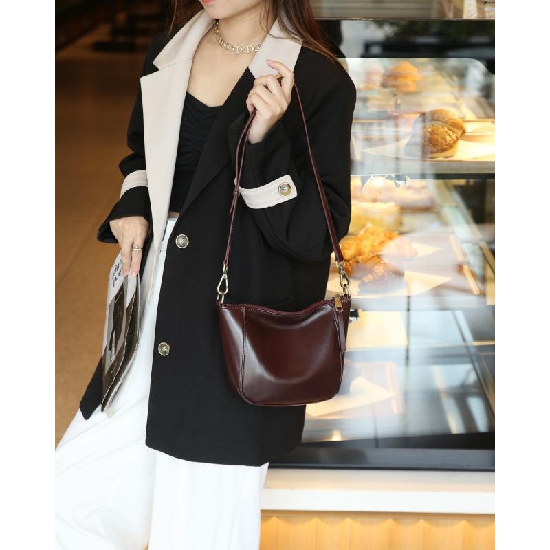 The first layer of vegetable tanned cowhide women's bag is a new summer commuter versatile shoulder bag women's trendy crossbody bag small bag