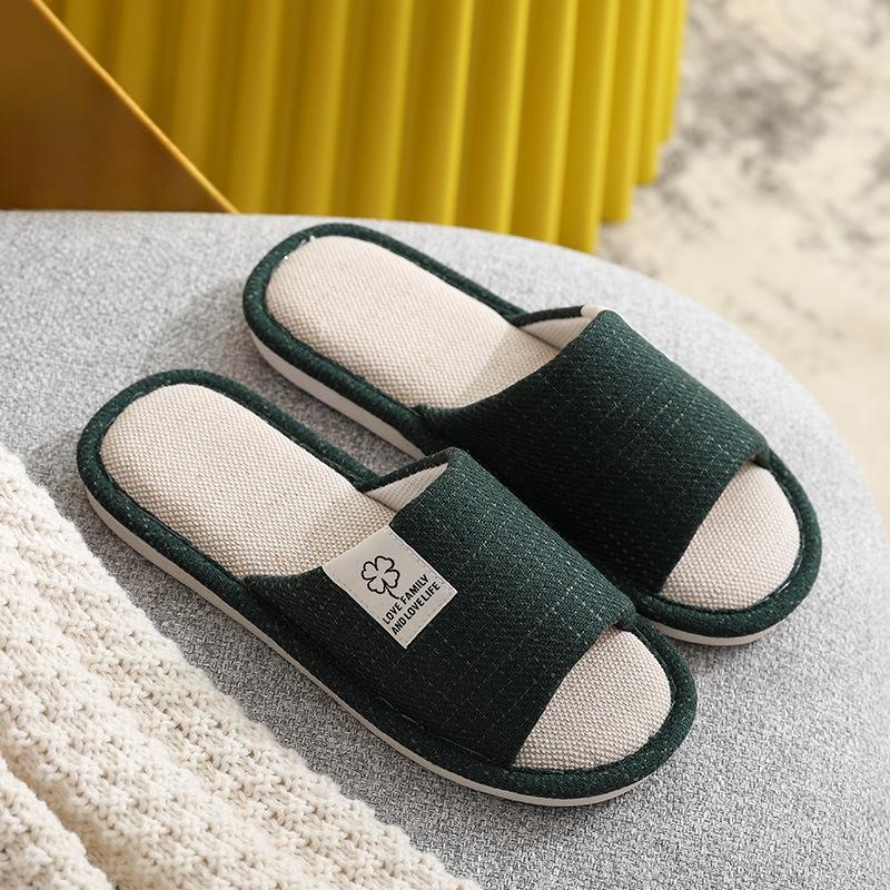 Nowe buty domowe i kapcie do użytku domowego są antypoślizgowe